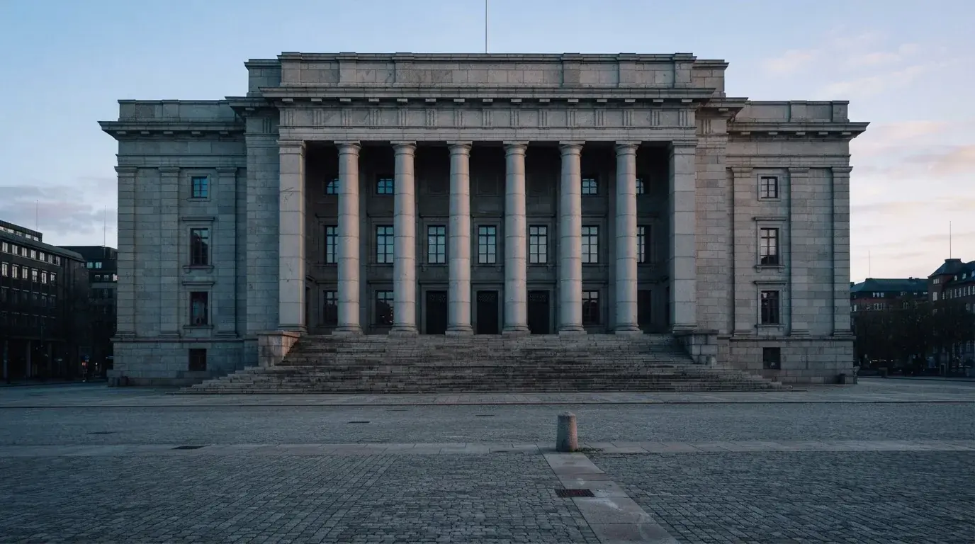 Stenfasad på en statlig byggnad i Stockholm vid gryning, höga pelare och ett tomt torg framför — bästa kasino i sverige
